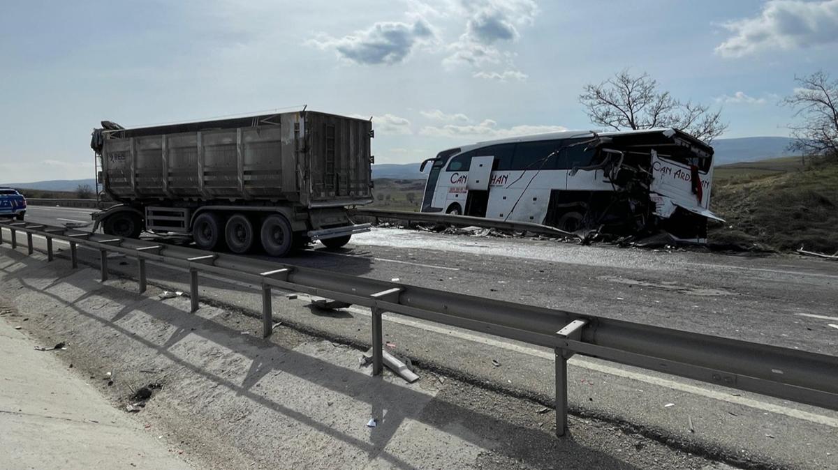 Bilecik'te feci kaza! Tr yolcu otobsne arkadan arpt: ok sayda yaral var