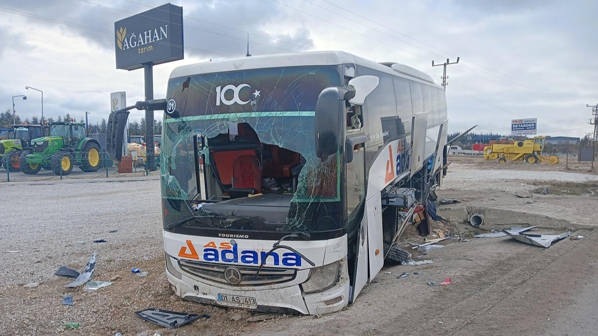 Ankara'da yolcu otobs beton bariyere arpt