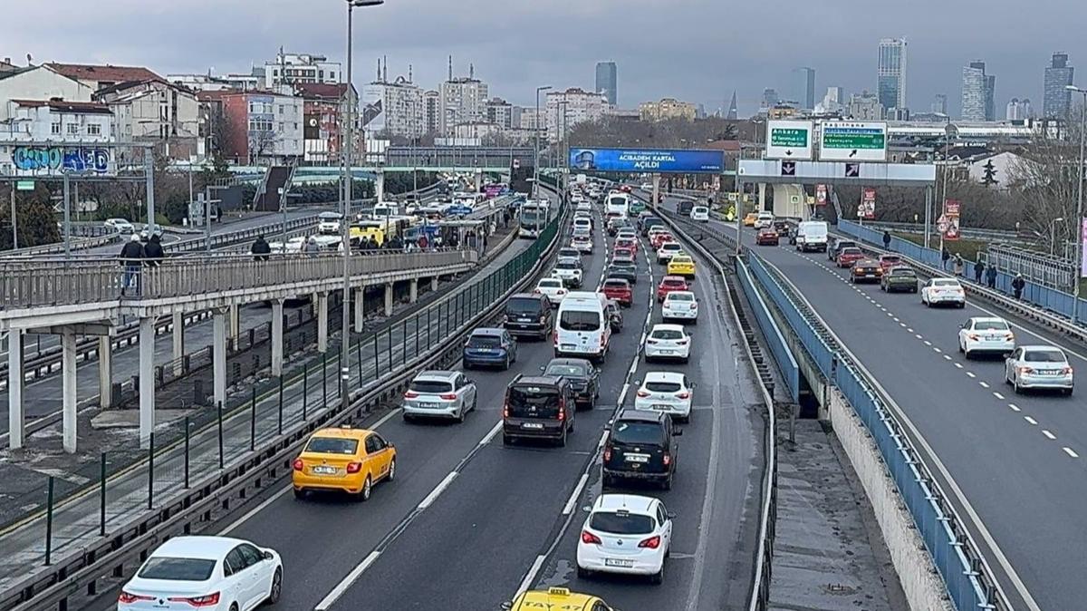 �stanbul'da haftan�n ilk i� g�n�nde trafik yo�unlu�u