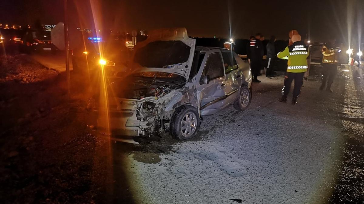 Osmaniye'de iki otomobilin arpt kazada 1 kii ld, 2 kii yaraland