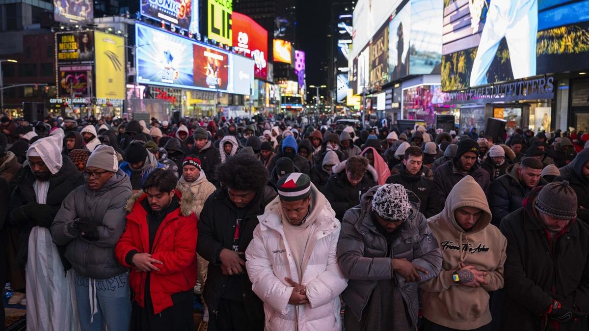 Times Meydan'nda Ramazan cokusu: Teravih namaz klnd