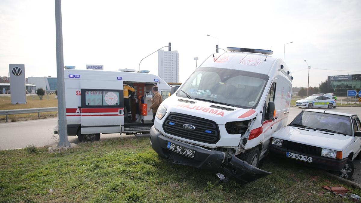 Ambulansla otomobil arpt: 2 yaral