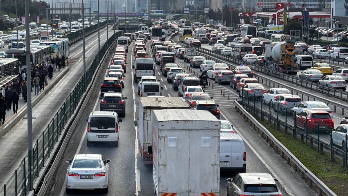 stanbul'da trafik younluu yaanyor