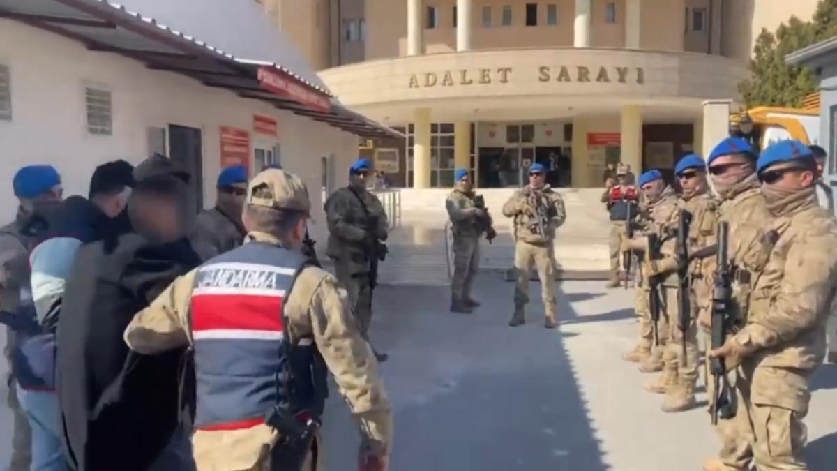 Polisin ehit edilmesi olay ile ilgili 16 yldr aranan ahs sakland evde yakaland