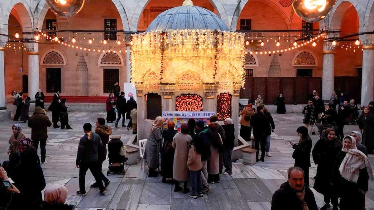 Vakflar Genel Mdrl'nden stanbul'un drt bir yanna geleneksel iftar sofras