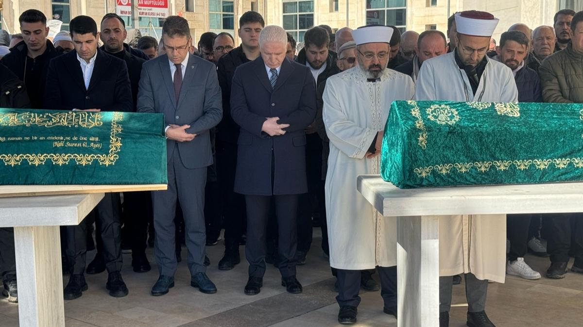 stanbul Valisi Gl, ei tarafndan ldrlen kadn ve ocuklarnn cenazesine katld