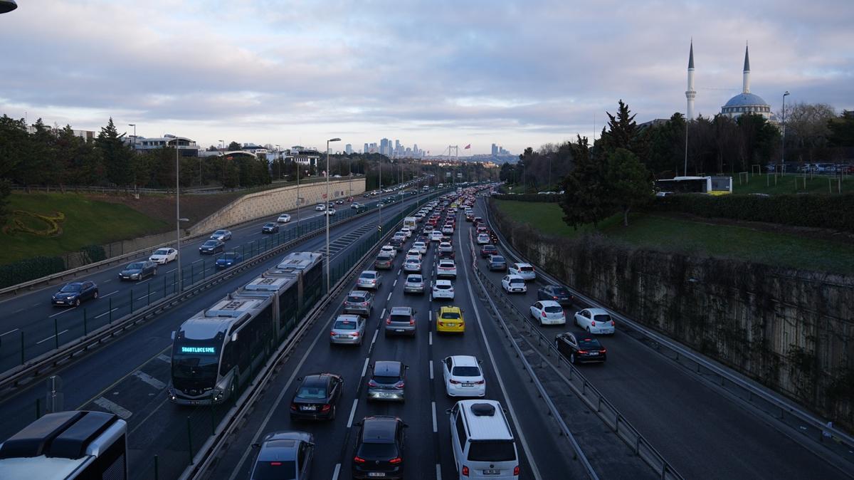 stanbul'da baz blgelerde trafik younluu yaanyor 