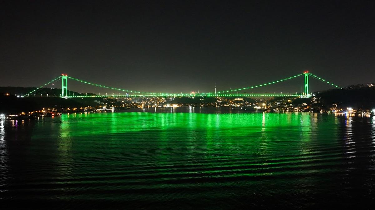 stanbul'un simgeleri 'Yeilay Haftas' iin yeil renkle aydnlatld