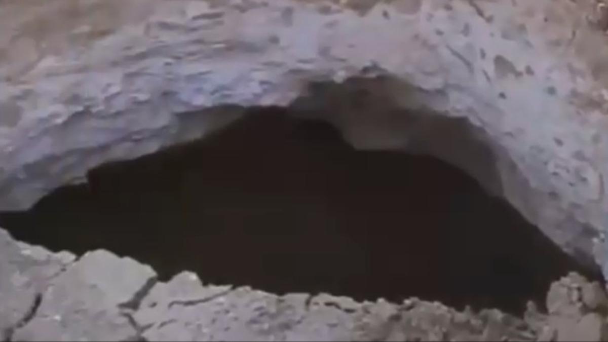 Aksaray'da 4 metre derinliinde obruk olutu 