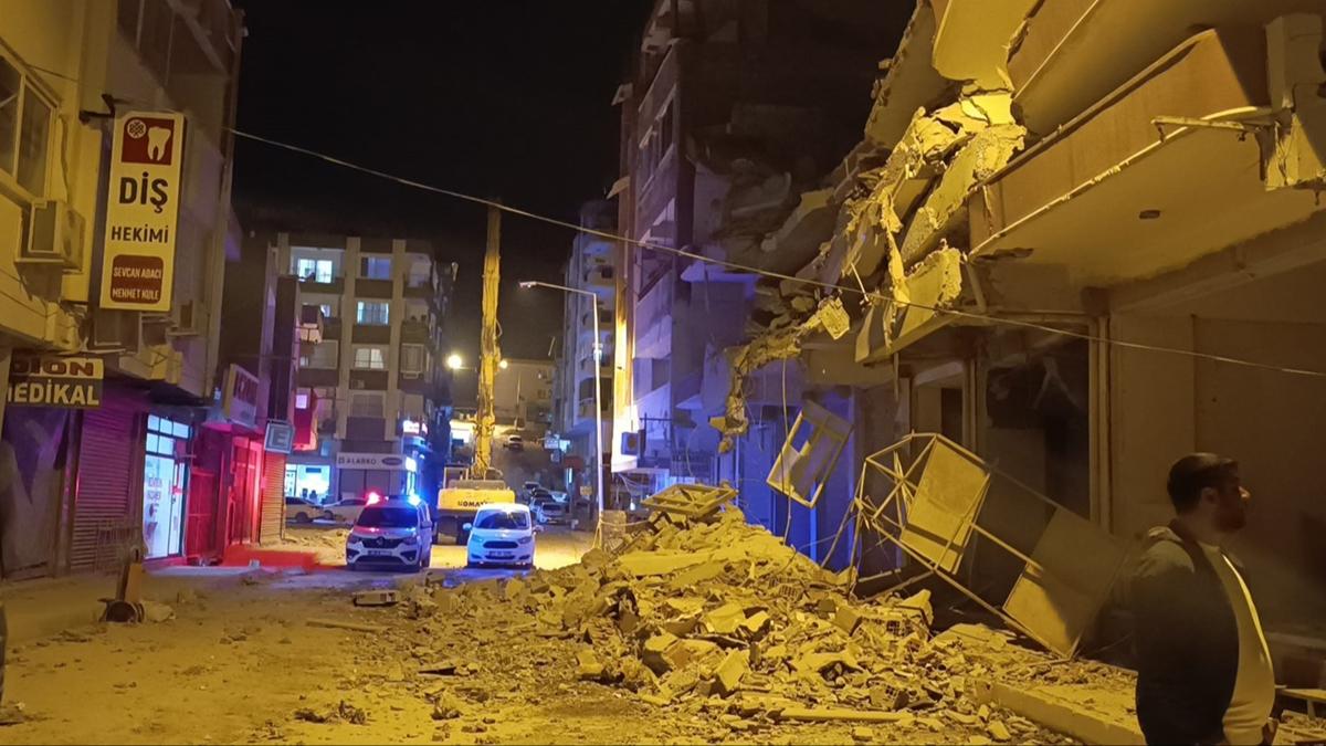 Hatay'da ar hasarl binann ykm srasnda yanndaki prefabrik yap zarar grd 