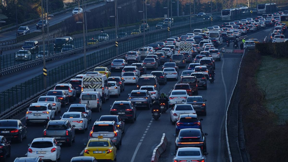 stanbul'da baz blgeler ile ana arterlerde trafik younluu yaand