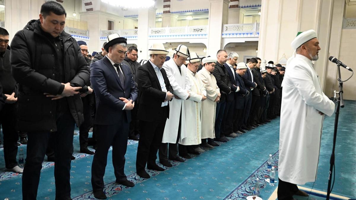 Bakan Erdoan tarafndan almt! Krgzistan lideri Caparov, Merkez mam Serahsi Camisi cemaatiyle iftar yapt