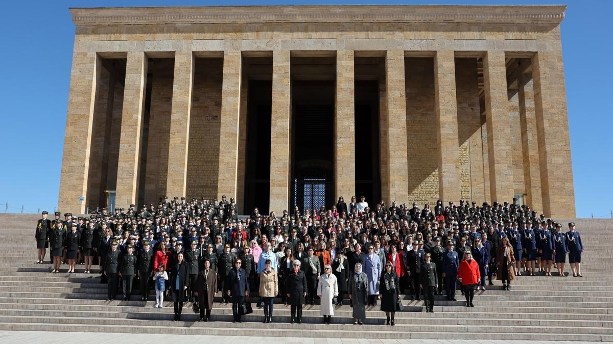 Bakan Gler'in ei Demet Gler, Antkabir'i ziyaret etti