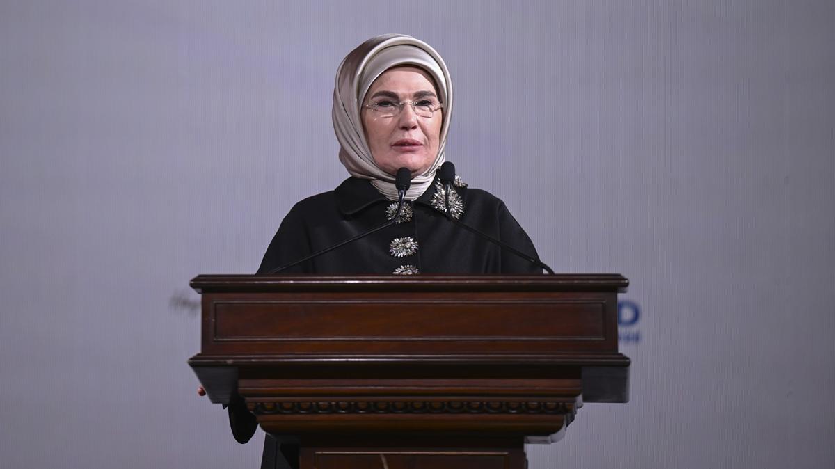 Emine Erdoan: Emeiyle gelecei ina eden tm kadnlarmzn Dnya Kadnlar Gn'n tebrik ediyorum