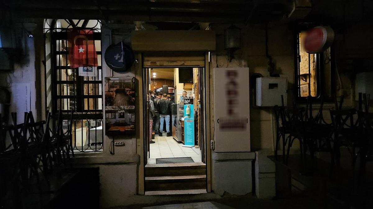Restoranda bir mteri asansr boluuna dt