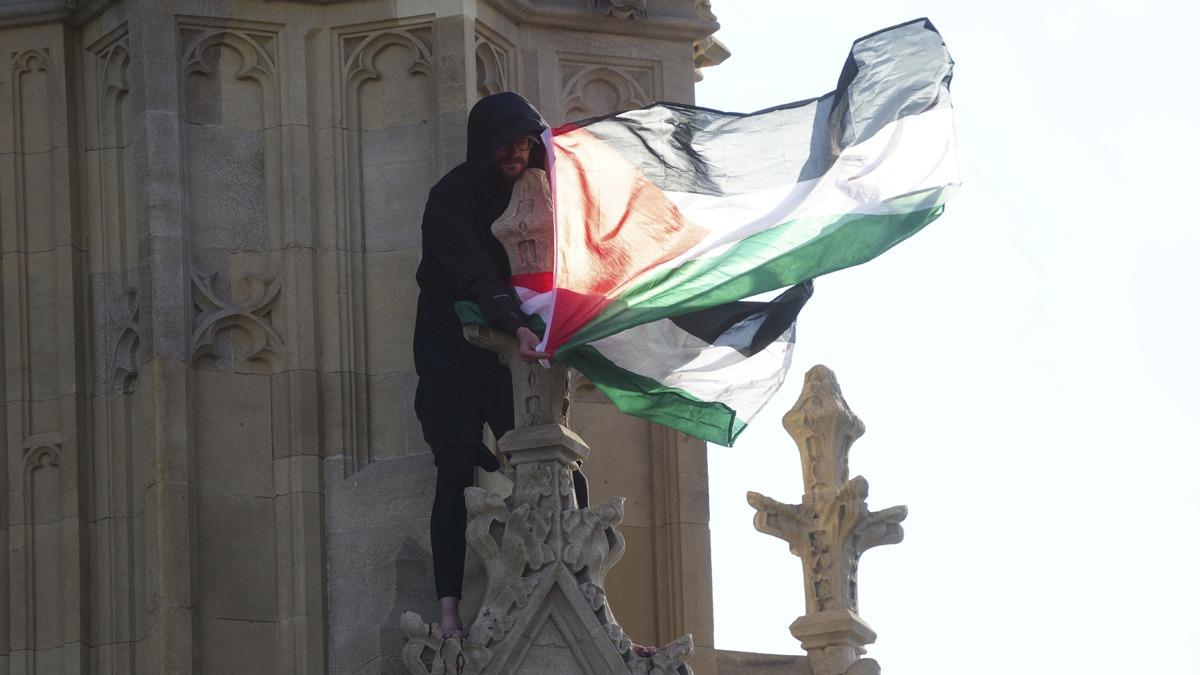 Big Ben'de Filistin bayra! Protestocu 16 saat sonra eylemi sonlandrd