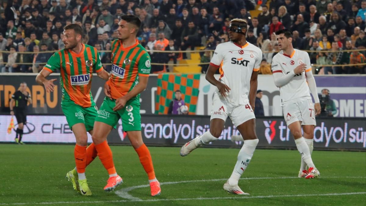 Devre arasnda gerginlik! Galatasaray'a krmz kart kt