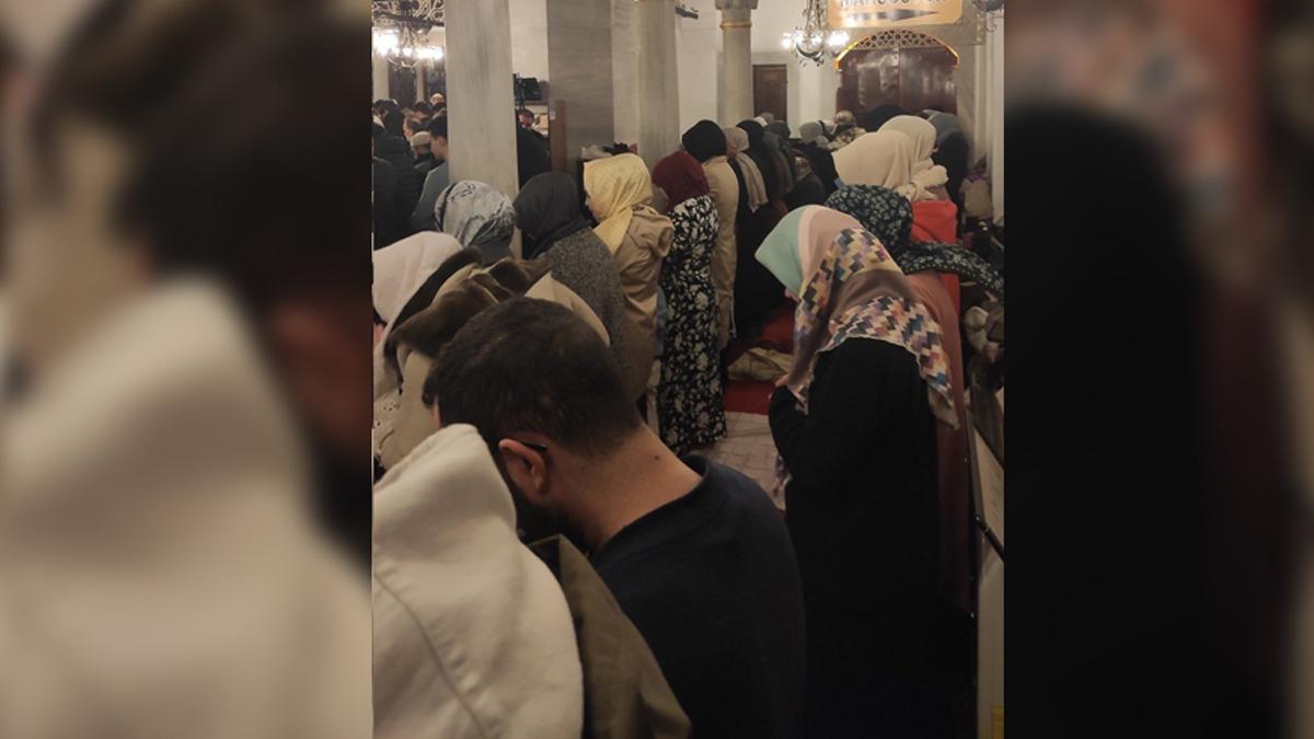 Valide-i Cedid Camii'ndeki grntye inceleme