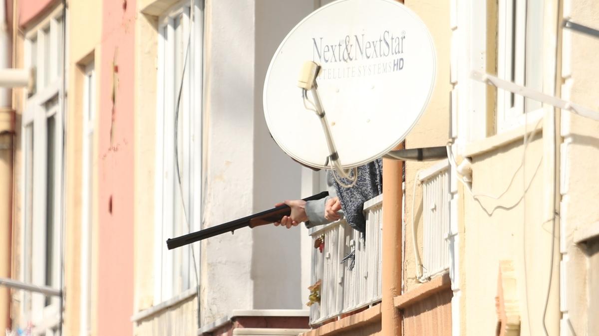 Tfekle balkonda dehet sat: kna etmeye alan da vurdu
