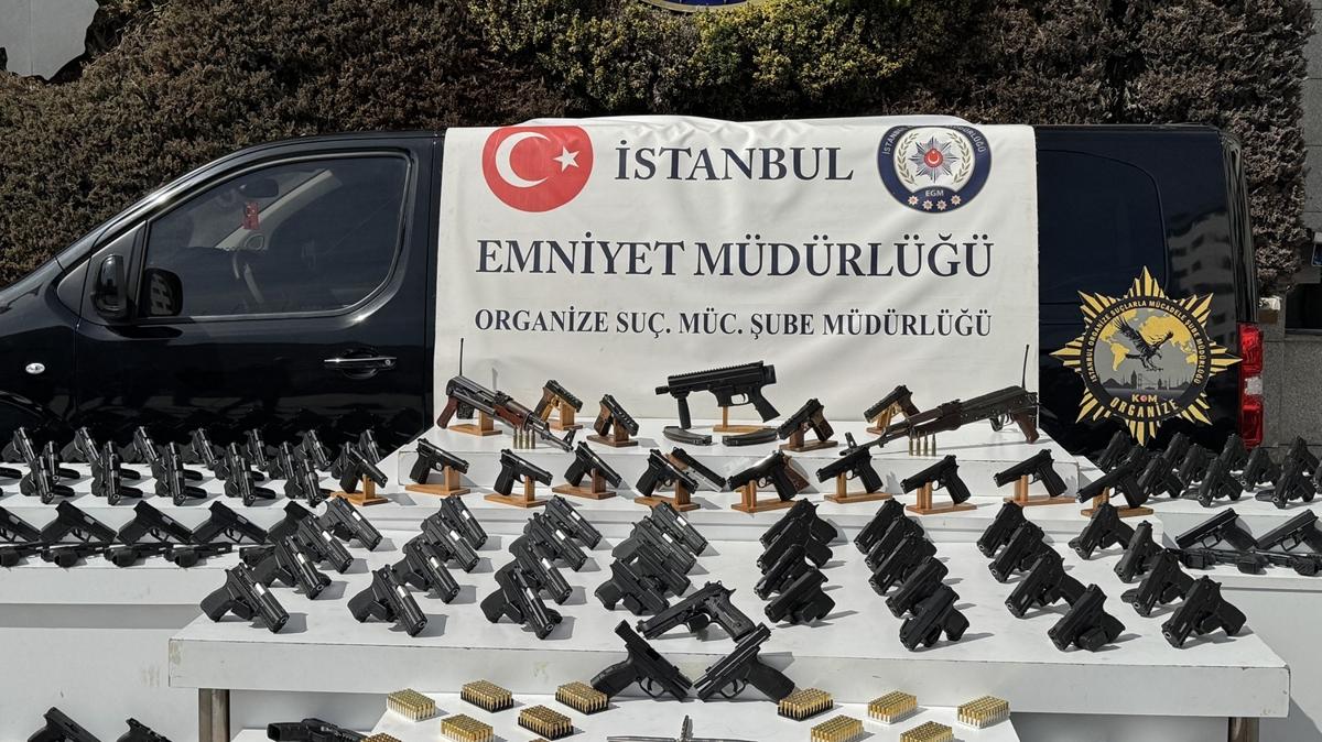 Su rgtlerine ynelik operasyon! Ele geirilen silahlar sergilendi