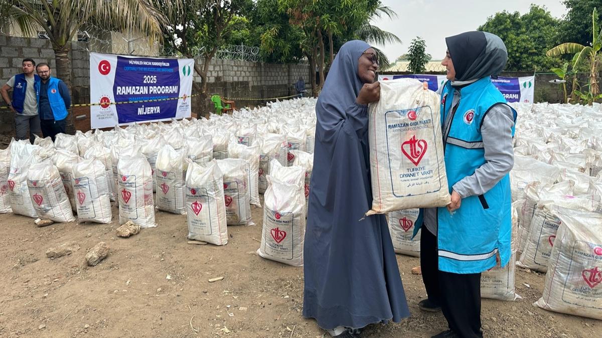 Trkiye Diyanet Vakf tarafndan Nijerya'da 12 bin 500 kiiye iftar verildi