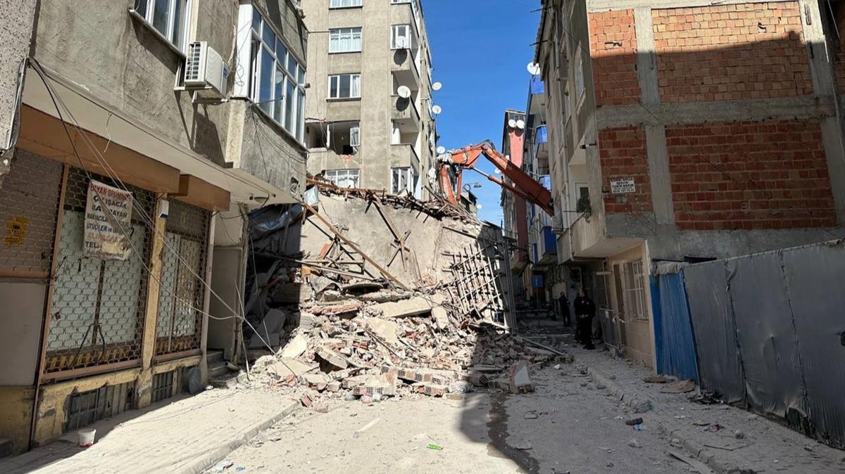 Esenler'de kontroll yklan bina kt! Yanndaki 2 bina tahliye edildi