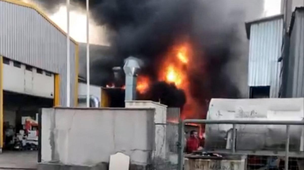 Tuzla'da kimyasal madde retimi yapan fabrikann d blmnde yangn
