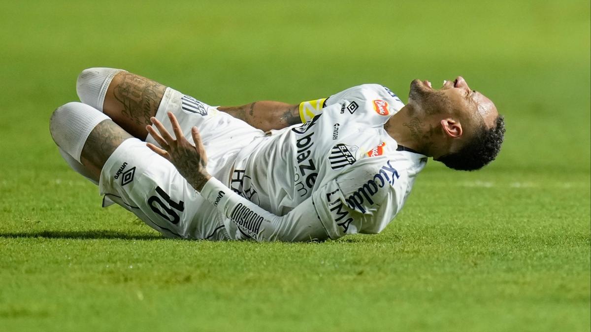 Neymar'n sakatlklarla ba dertte: Kadrodan kartld