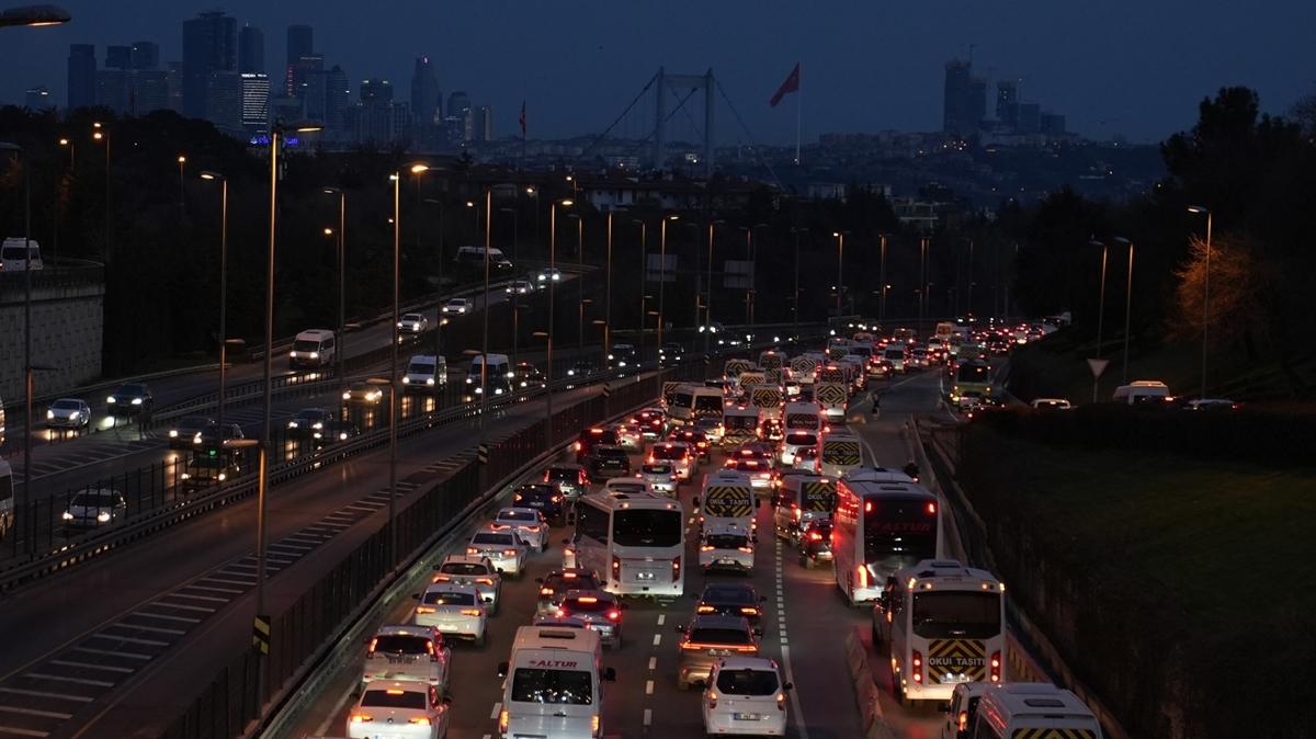 stanbul'da trafik younluu yaanyor
