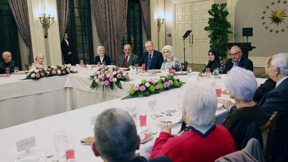 Cumhurbakan Erdoan, ei Emine Erdoan'n yallarla iftar programna katld