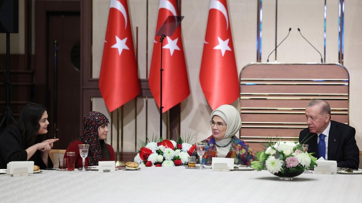 Emine Erdoan'dan iftilerle iftara ilikin paylam: Ayn sofray paylamann mutluluunu yaadk