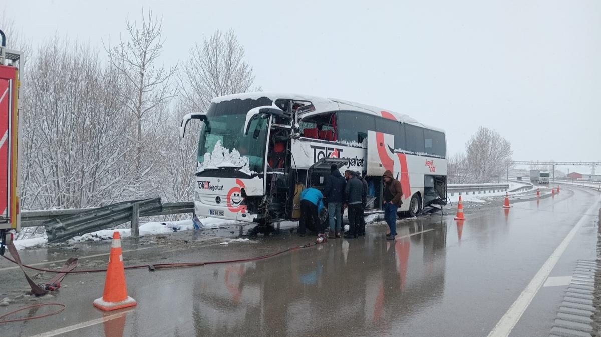 Sivas'ta 2 yolcu otobs arpt: ok sayda yaral var 
