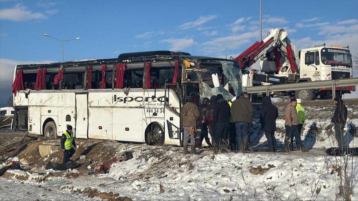 Yolcu otobüsü şarampole devrildi: Ölü ve çok sayıda yaralı var