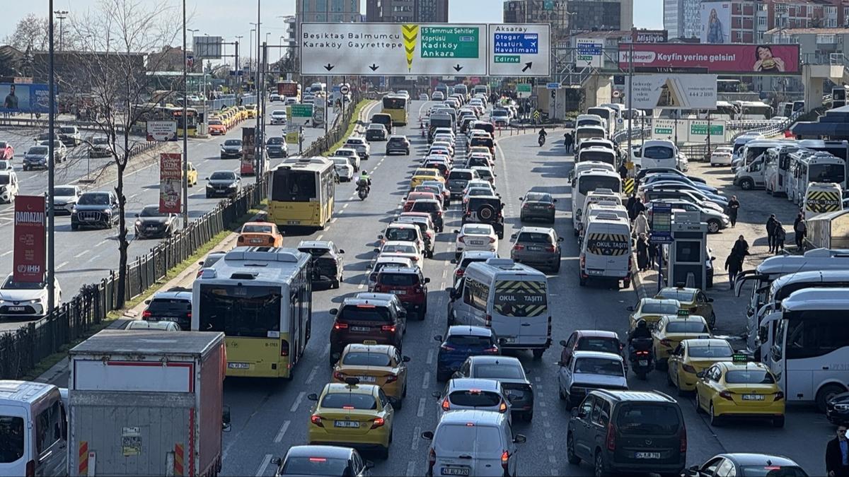 stanbul'da trafik yine kilit! Younluk yzde 83'e ulat