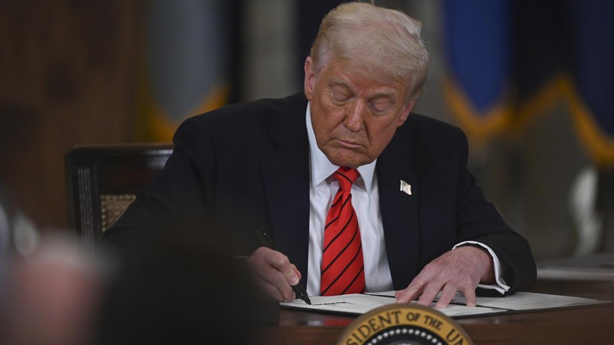 Trump yeni bakanlk kararnamesini imzalad