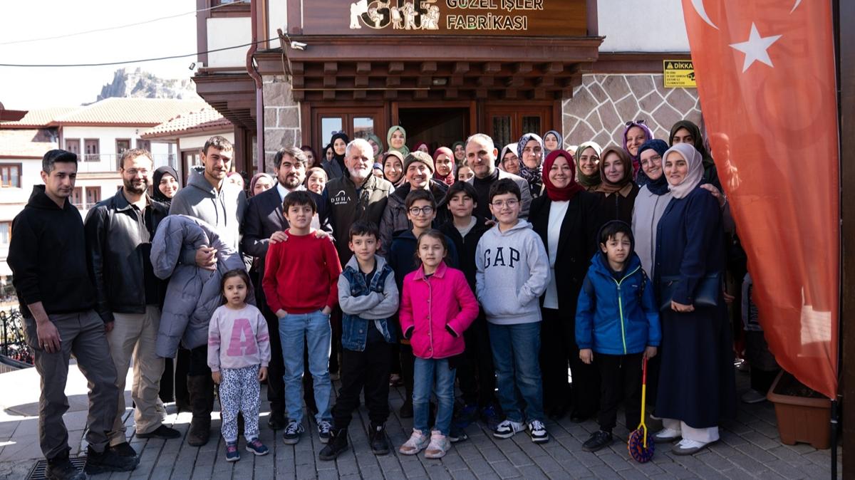 At srtnda yolculuk yapan spanyol hac adaylar Betepe Millet Camisi'nde vatandalarla sohbet etti