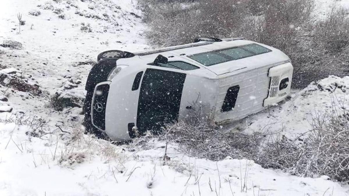 Bingöl'de minibüs şarampole devrildi