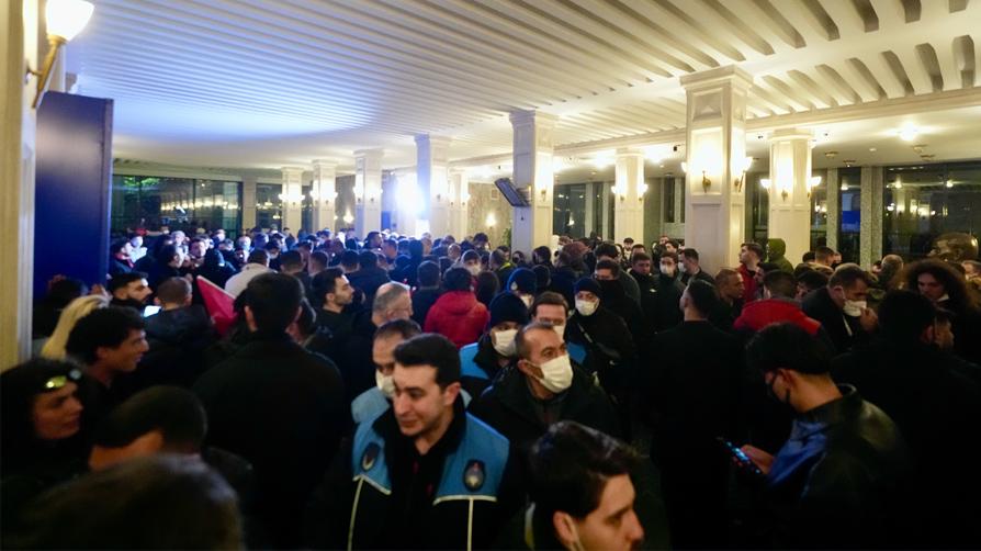 Provokatörler polise saldırdı