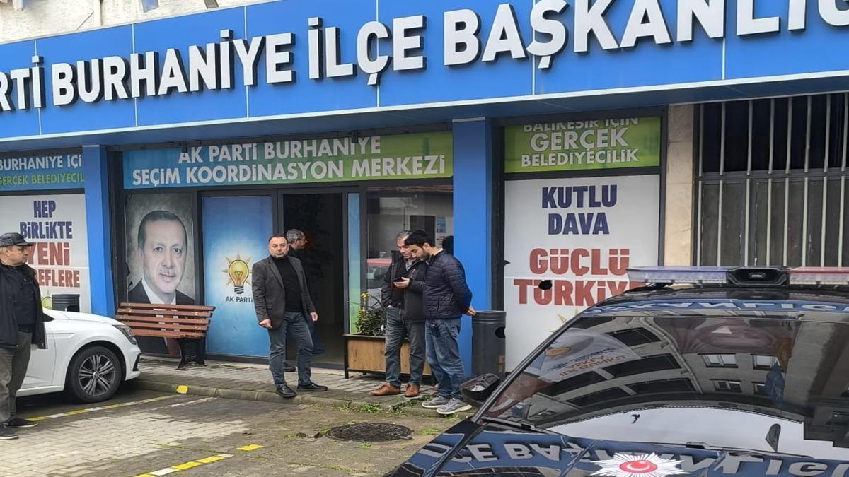 AK Parti Burhaniye le Bakanl binasna tal saldr yapld