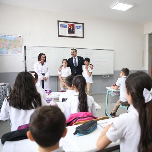Bakan Tekin sınıf başkanı seçilen öğrencinin vaadini yerine getirdi