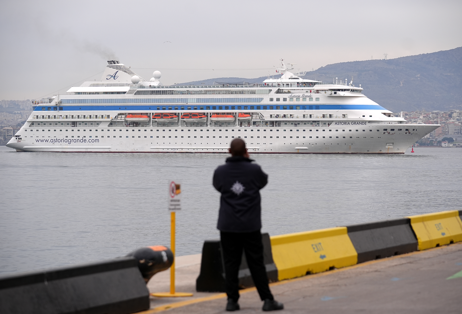 İki kruvaziyer İzmir'e 2 bin 983 turist getirdi