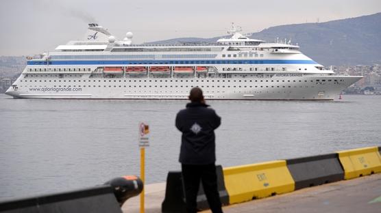 İki kruvaziyer İzmir'e 2 bin 983 turist getirdi