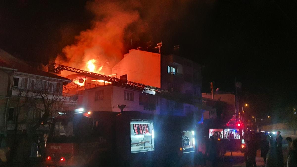 Manisa'da 3 katlı binada yangın
