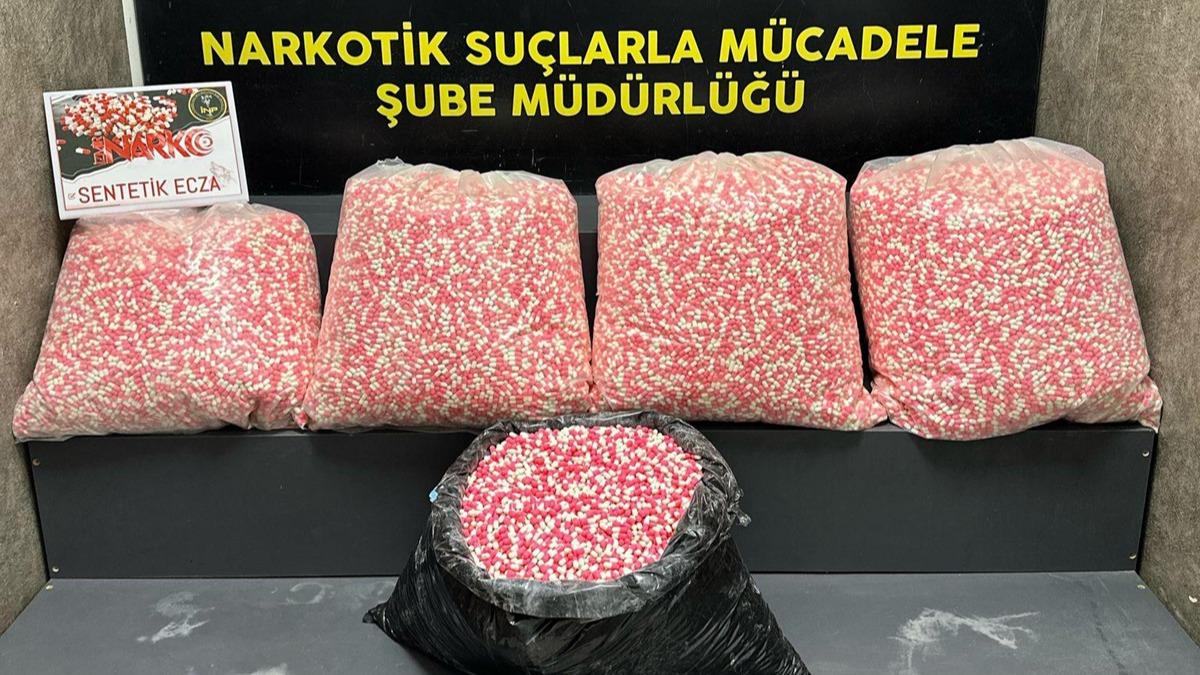 zmir'de narkotik operasyonu: ok sayda sentetik hap ele geirildi