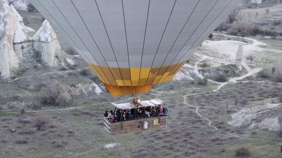 Kapadokya'da yerli turistler bayram sabah gkyznde szld