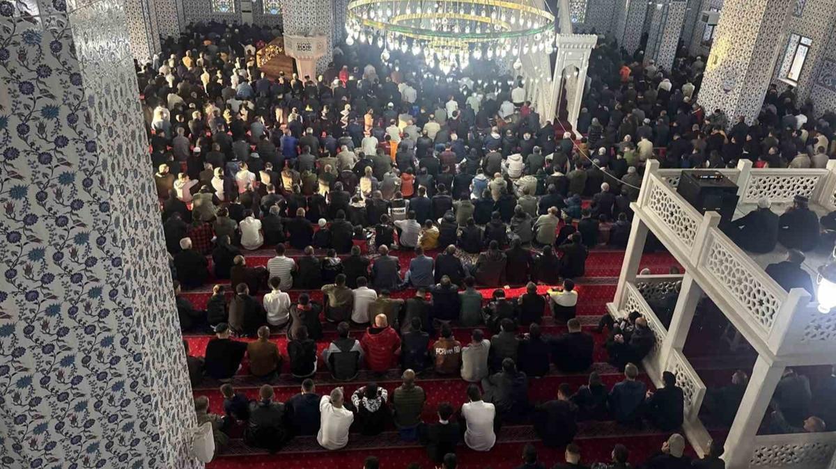 Trkiye'de ilk bayram namaz Idr'da klnd  