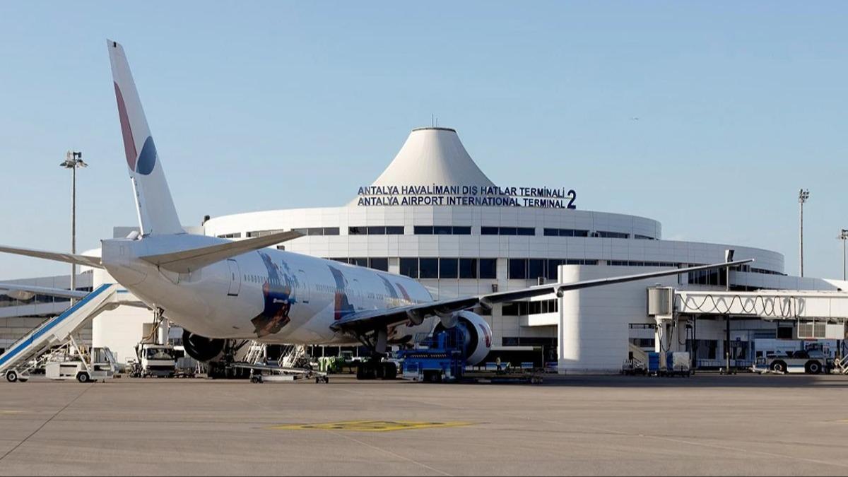Polonya'ya ait yolcu ua Antalya'ya acil ini yapt