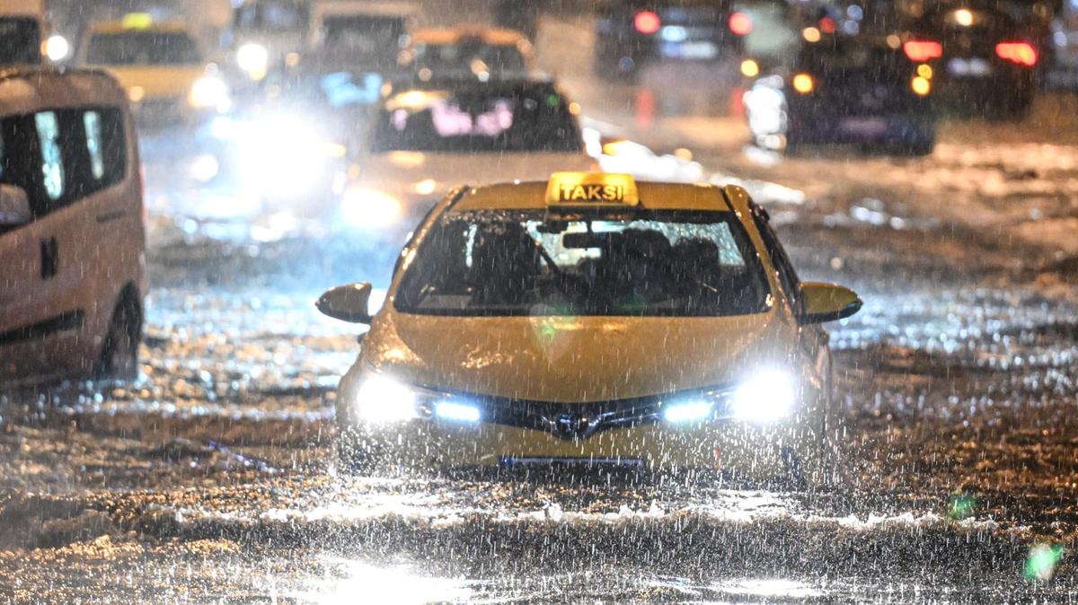 Ankara'da saanak ya etkili oldu! Cadde ve sokaklar gle dnd