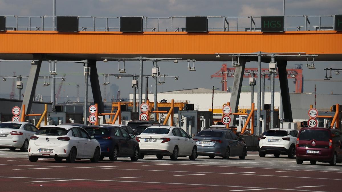Dönüş haraketliliği başladı! Otoyol ve köprülerde yoğunluk 