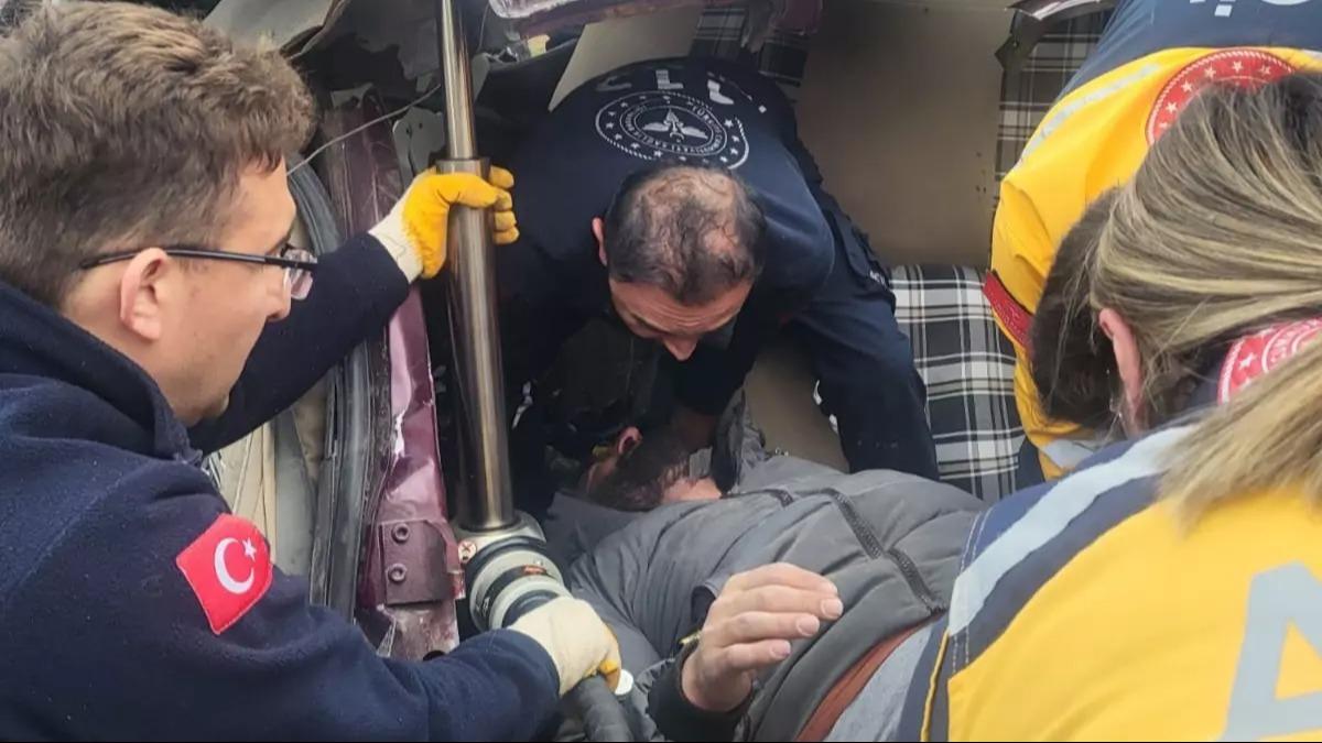 Kamyonla otomobil kafa kafaya arpt: 3 yaral